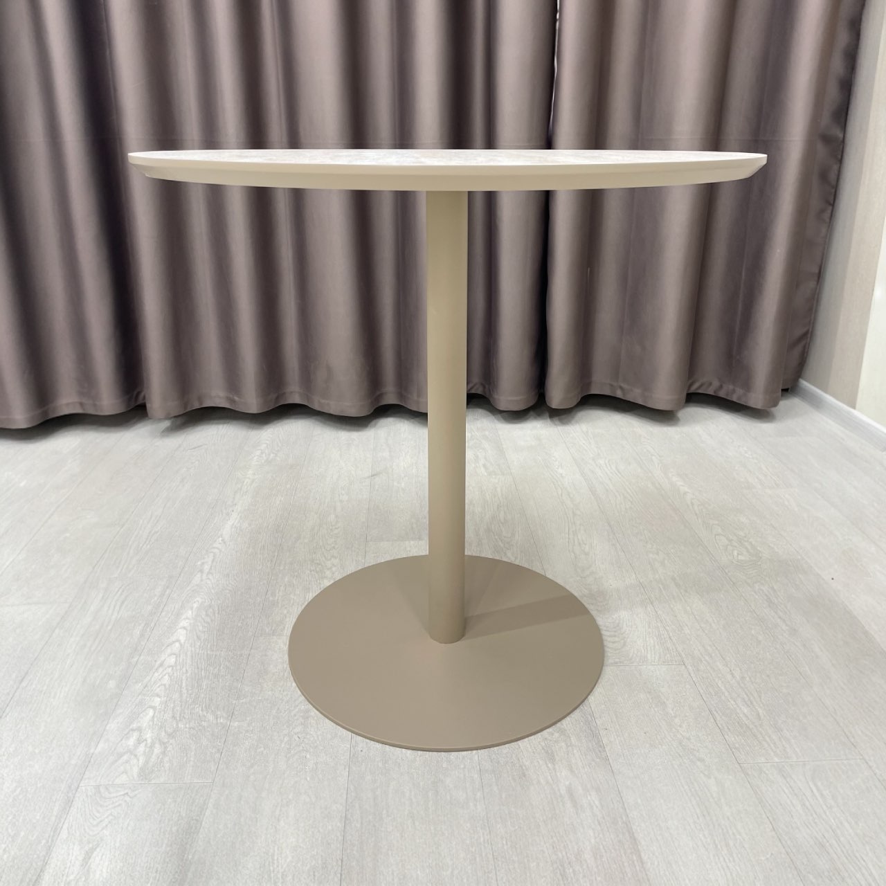 Стіл обідній круглий для закладу Horeca з HPL SW2664