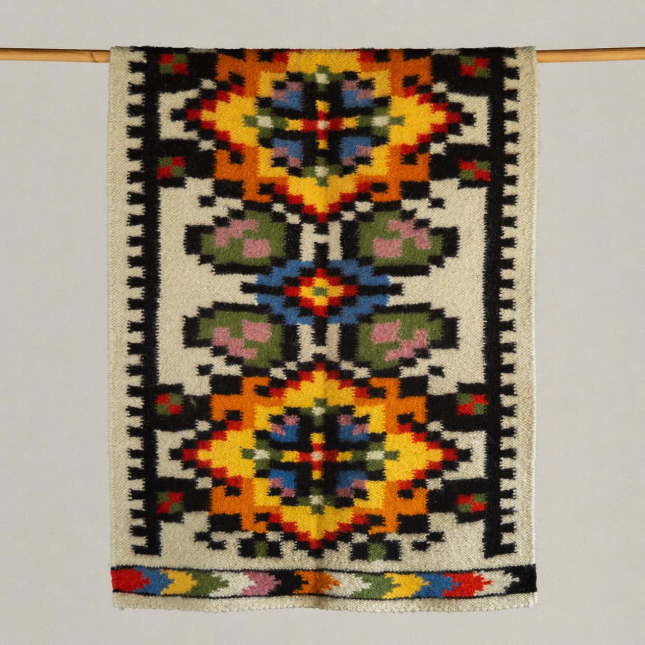Ліжник з вовни карпатських овець з орнаментом 150x220
