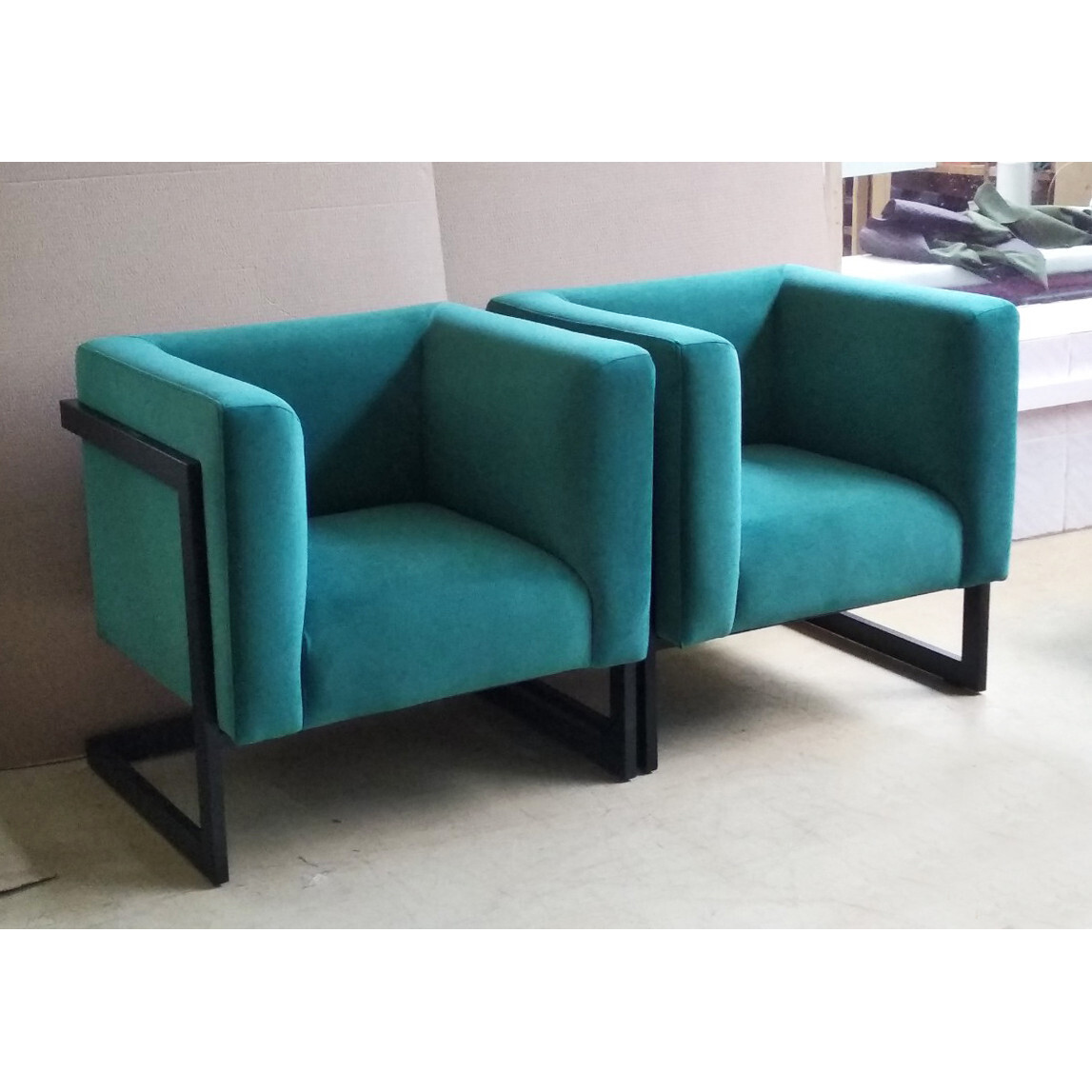 Крісло м'яке дизайнерське Harold armchair на металевій основі