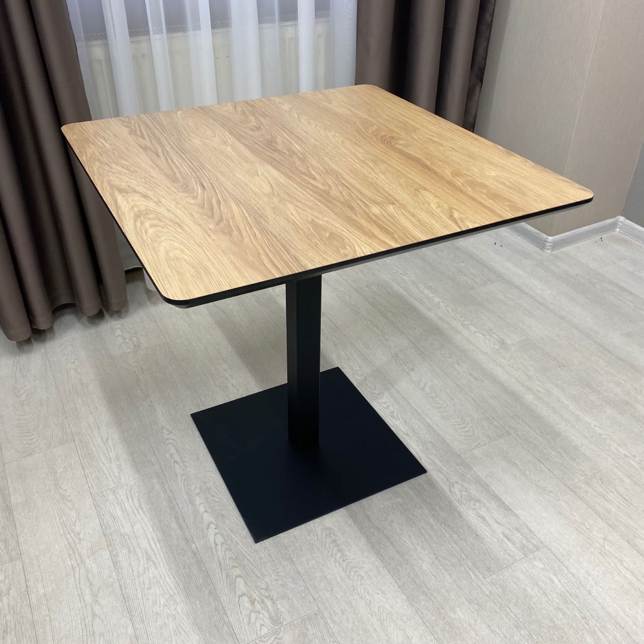 Стіл обідній квадратний для закладу Horeca з HPL SW2986