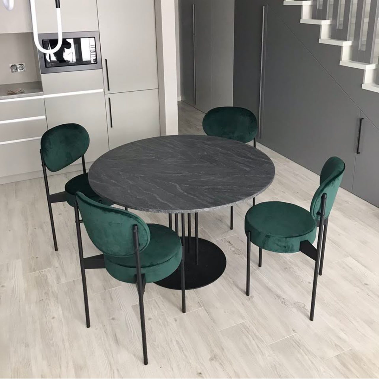 Стіл з круглою стільницею Pipe Table на тонкій металевій опорі