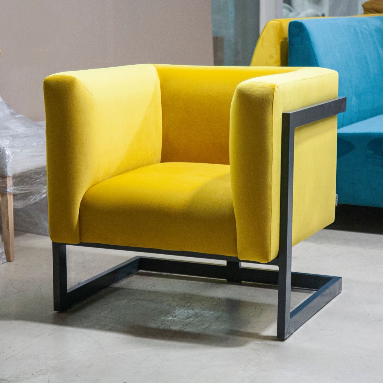 Крісло м'яке дизайнерське Harold armchair на металевій основі