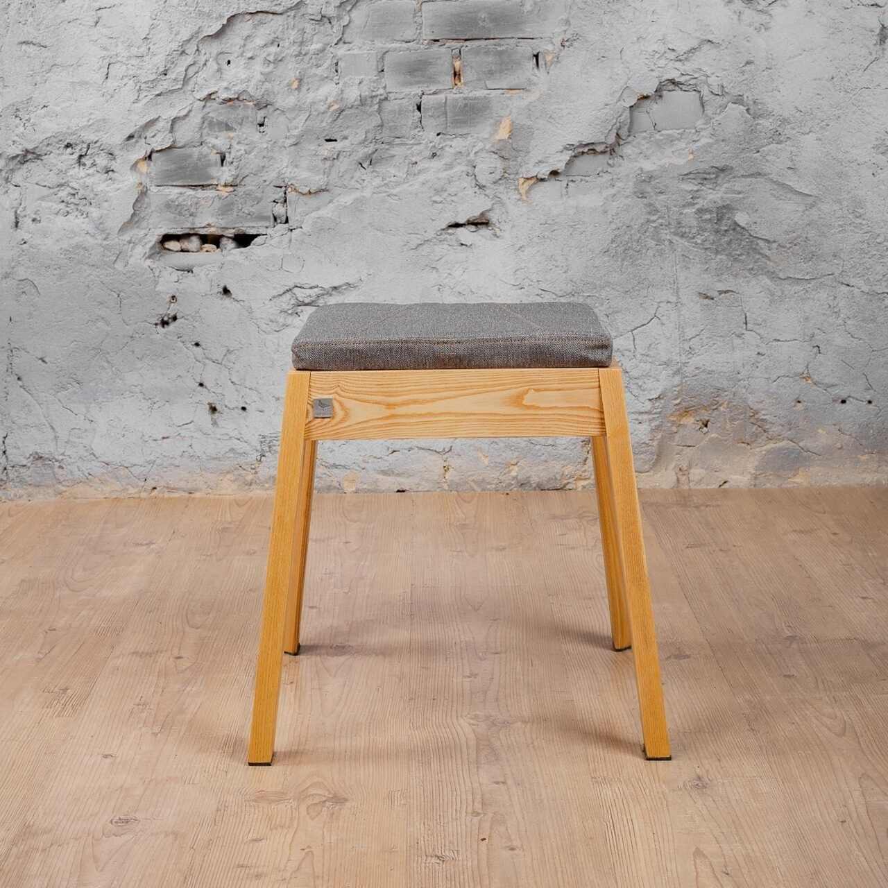 Дерев'яний табурет AIR 2 STOOL з м'яким сидінням