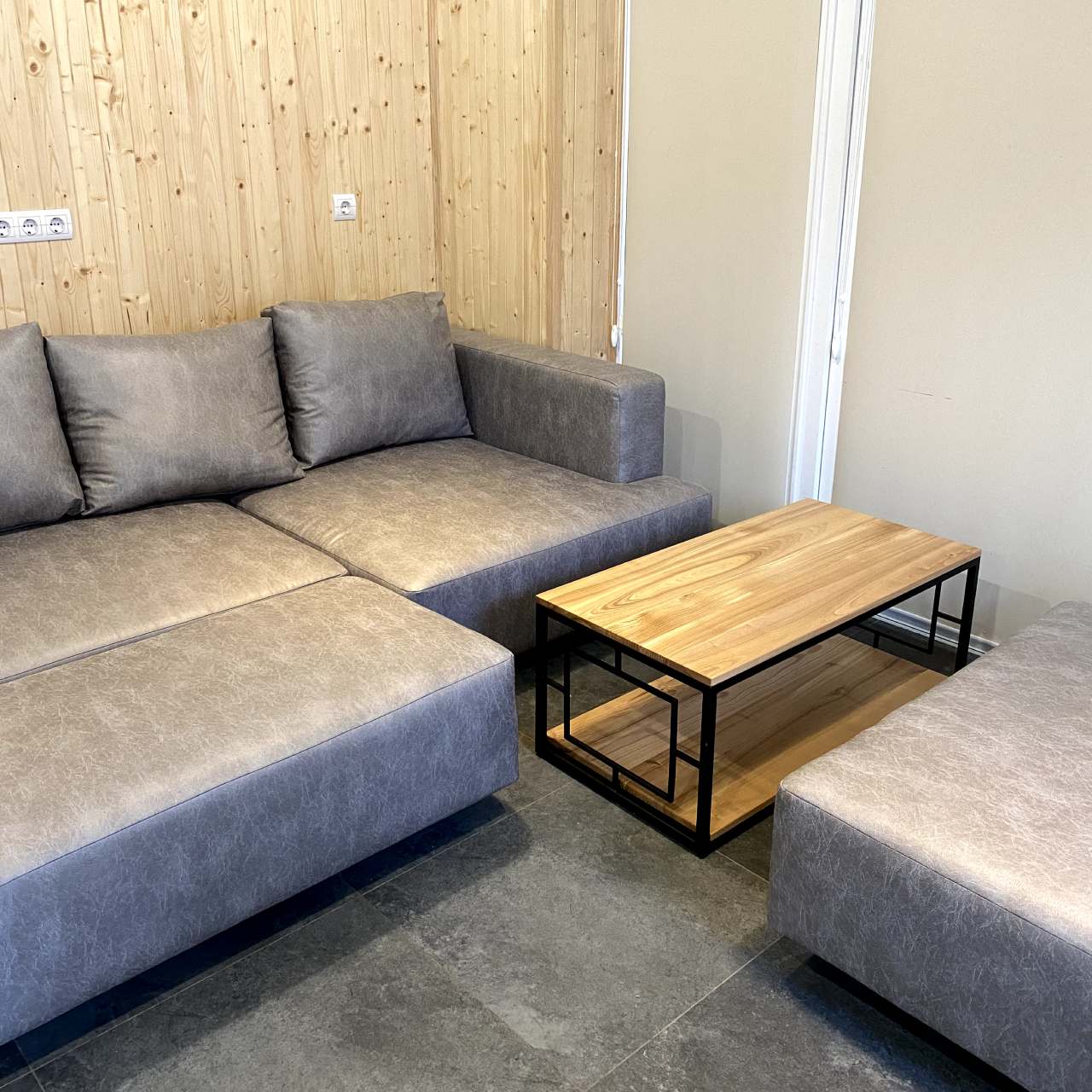 Журнальний стіл в стилі Loft