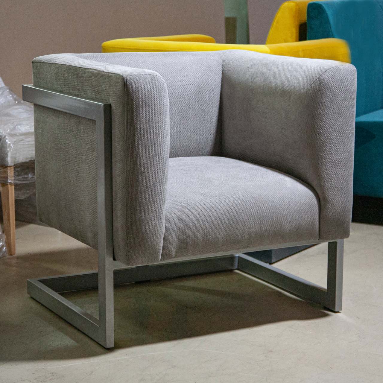 Крісло м'яке дизайнерське Harold armchair на металевій основі