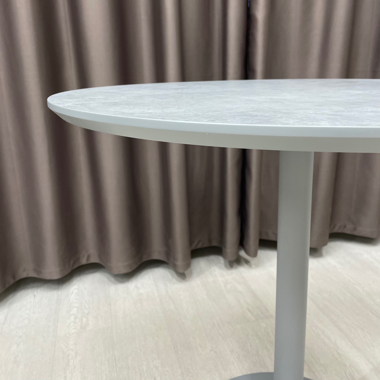 Стіл обідній круглий для закладу Horeca з HPL SW3116