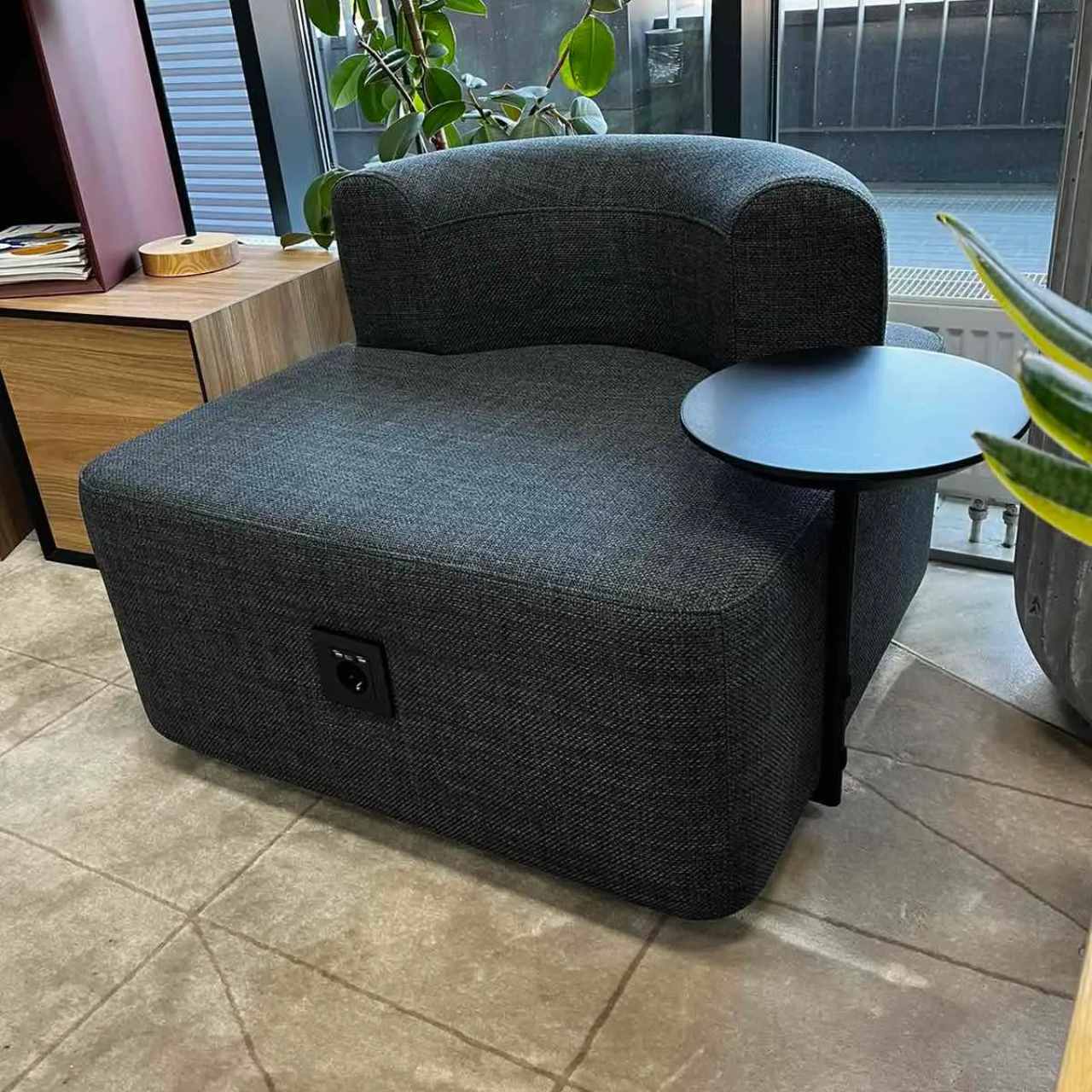 Модульне крісло Plump з журнальним столиком та USB-розеткою