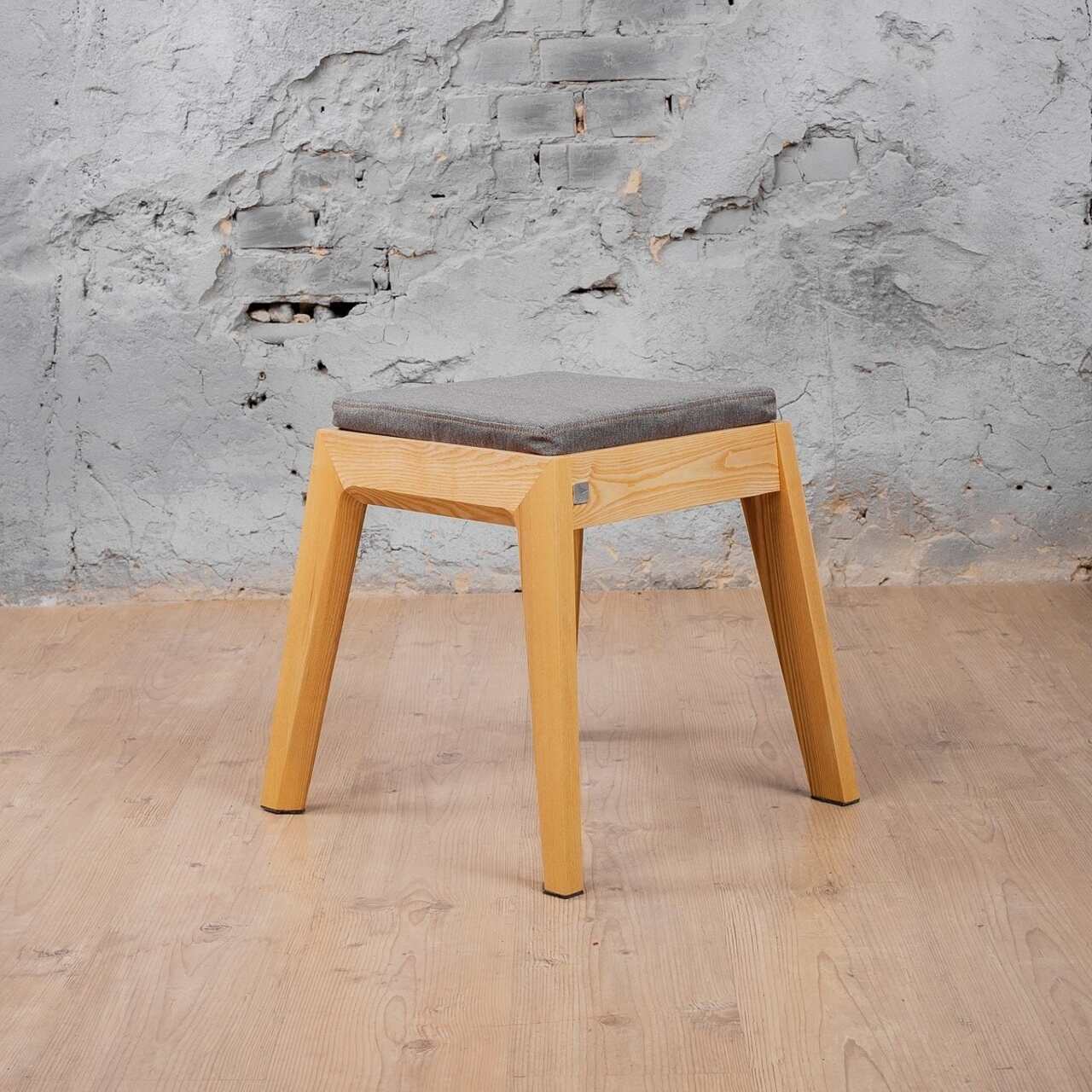 Дерев'яний табурет AIR 2 STOOL з м'яким сидінням