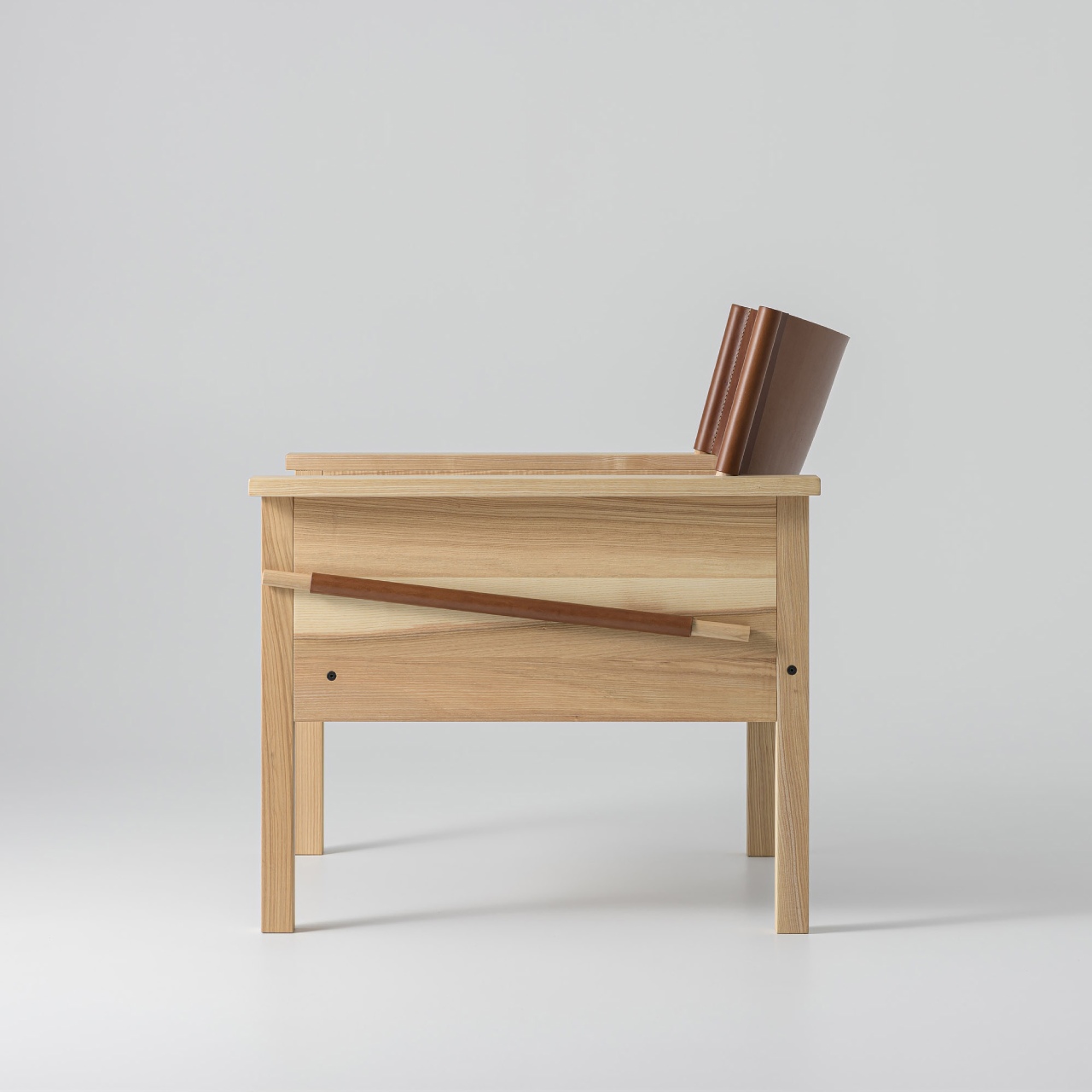 Дизайнерське крісло Pochatok Lounge Chair у скандинавському стилі