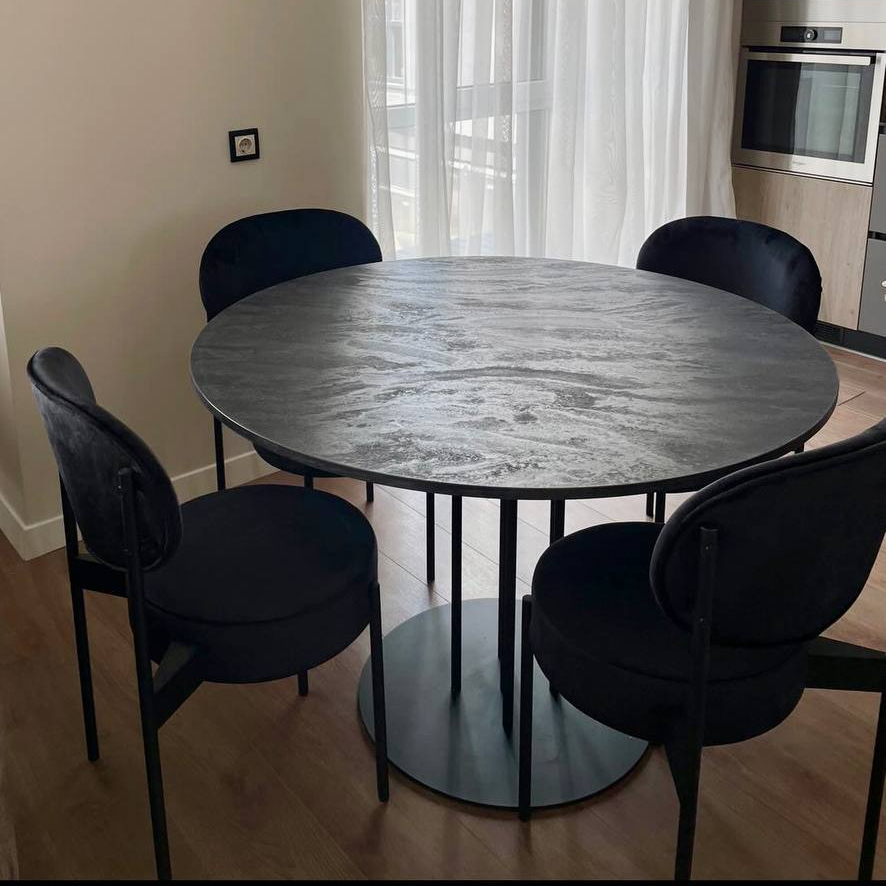 Стіл з круглою стільницею Pipe Table на тонкій металевій опорі