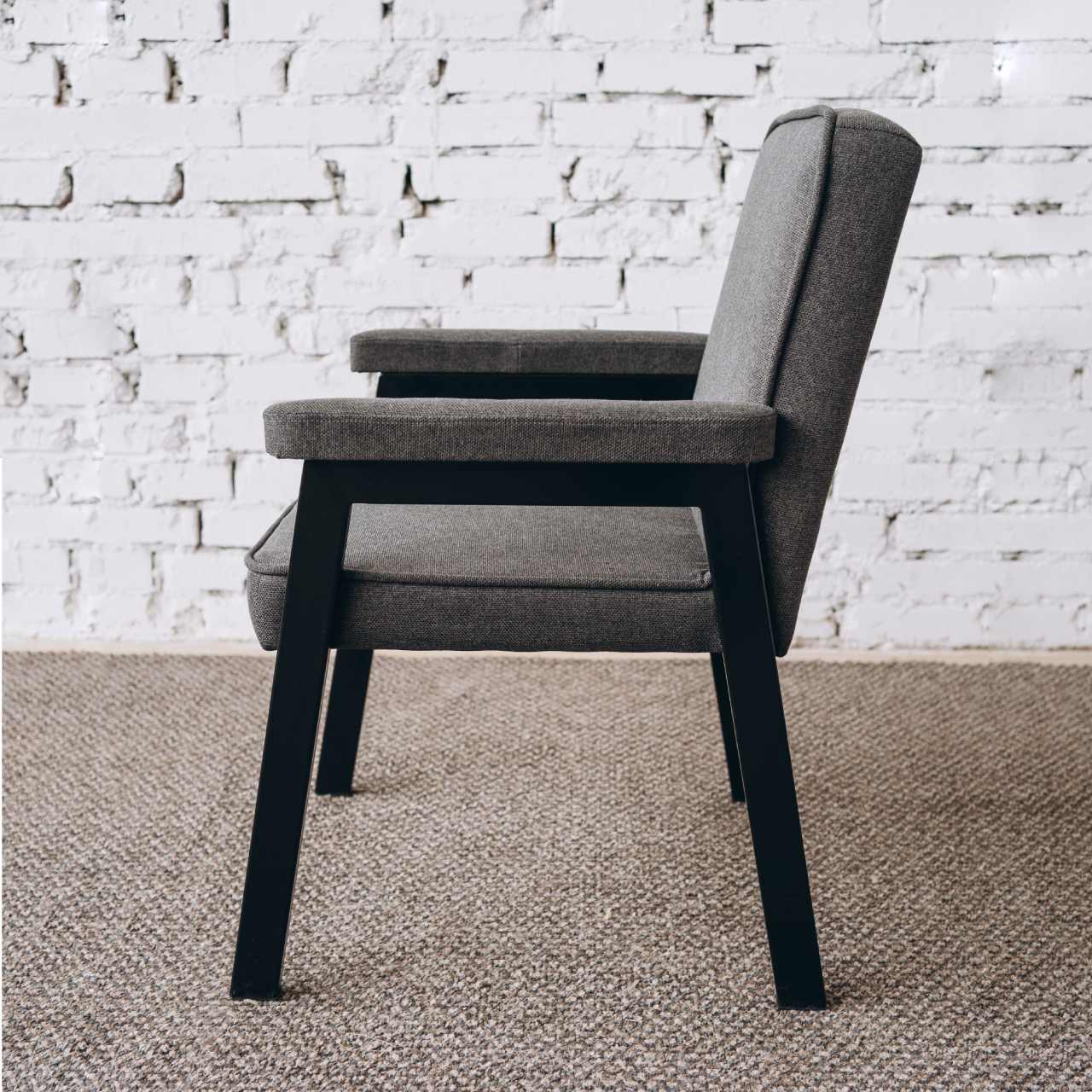 Зручний стілець на металевій базі Kong 2
