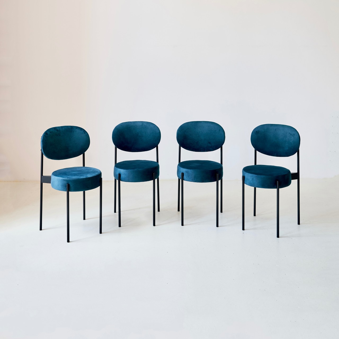Стілець з круглим м'яким сидінням Stool 4 на чорних металевих ніжках