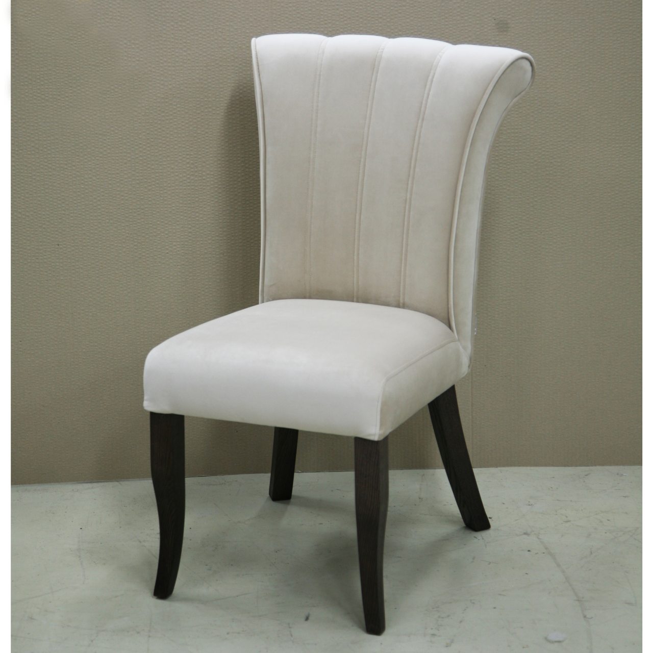 Стілець м'який елегантний Dorothy на ніжках з натурального дерева