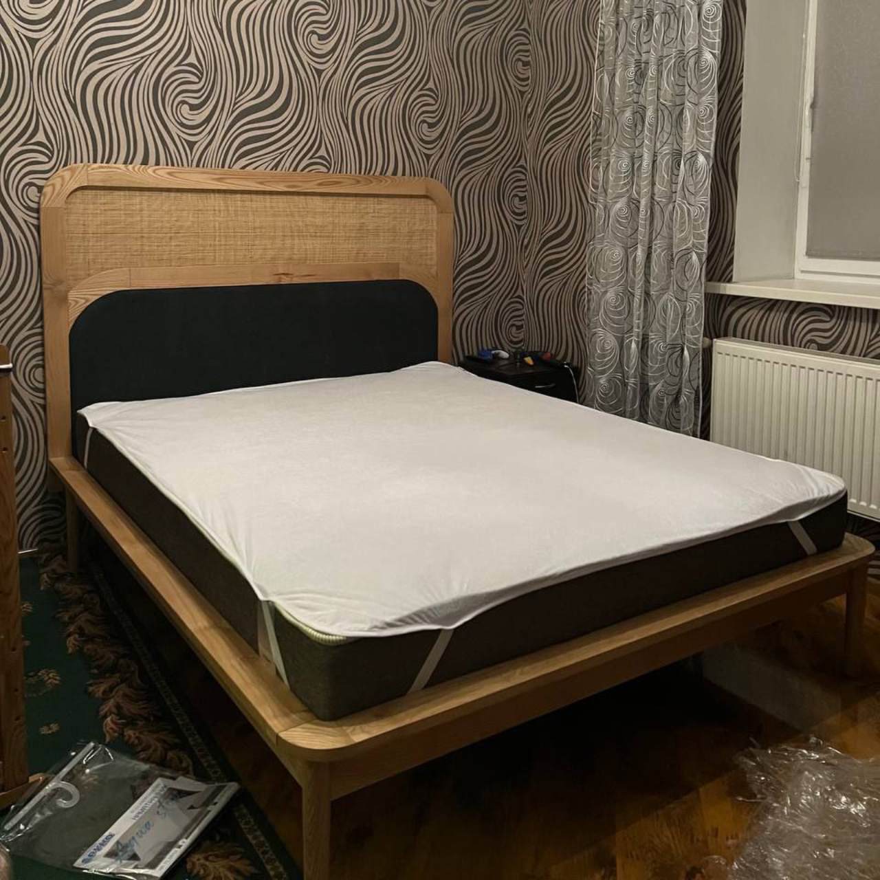 Ліжко дерев'яне з м'яким узголів'ям Tela на ніжках