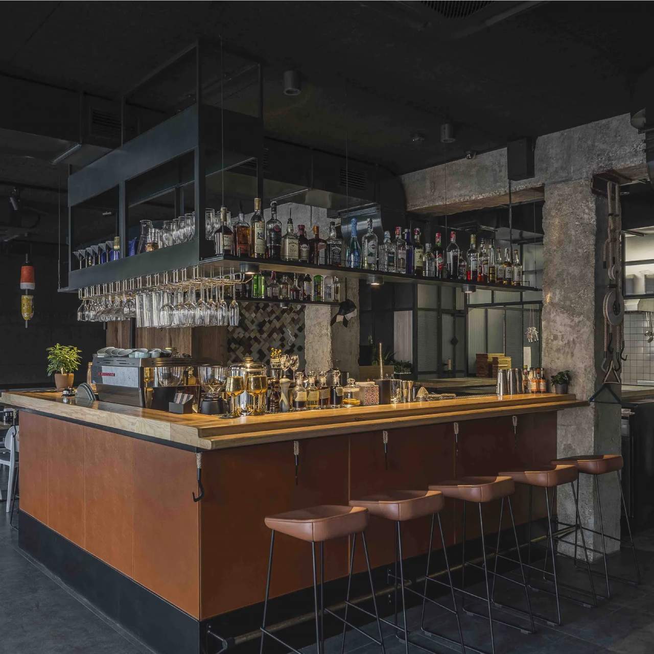Барний стілець на металевих ніжках WAVE LEATHER BAR зі шкіряним сидінням