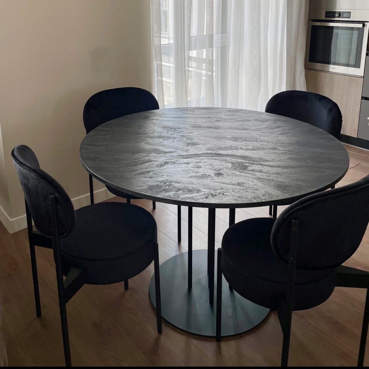 Стіл з круглою стільницею Pipe Table на тонкій металевій опорі