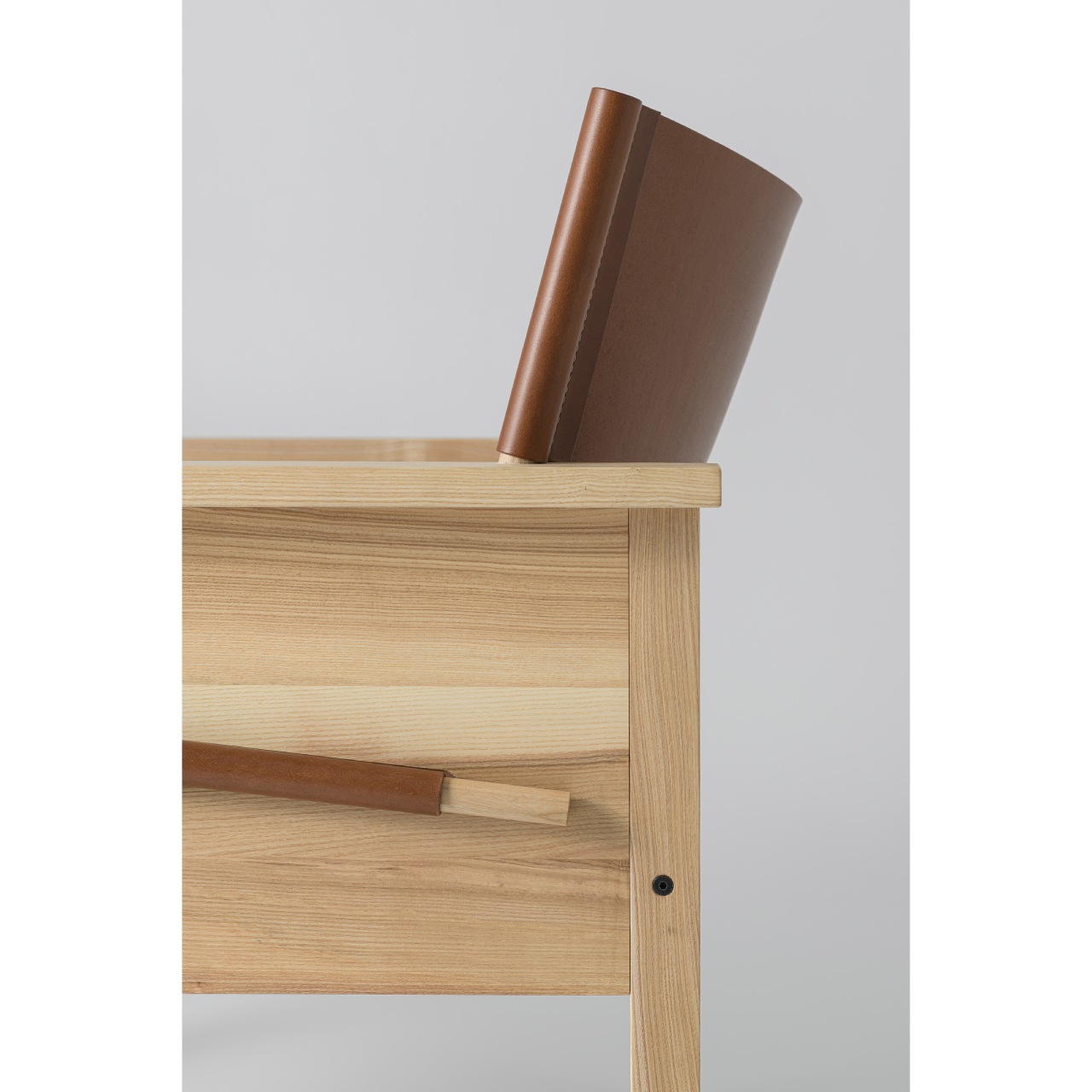 Дизайнерське крісло Pochatok Lounge Chair у скандинавському стилі