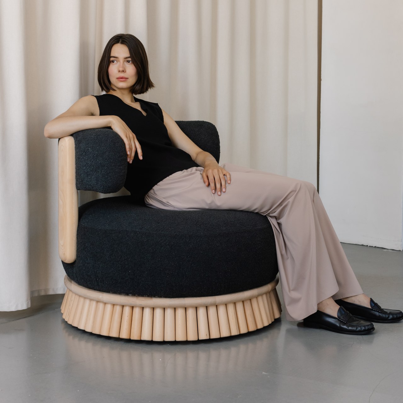Дизайнерське сучасне крісло Striha lounge з мʼякою спинкою