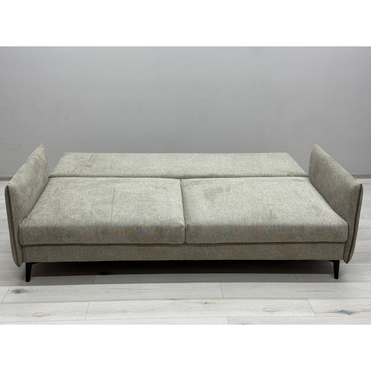 Стильний прямий диван Onyx E3 на ніжках