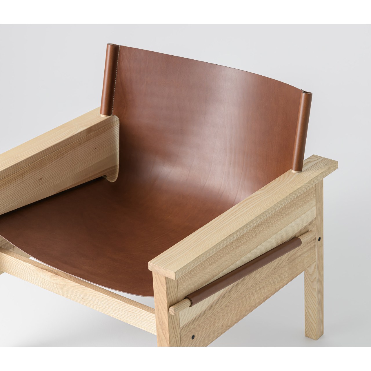 Дизайнерське крісло Pochatok Lounge Chair у скандинавському стилі