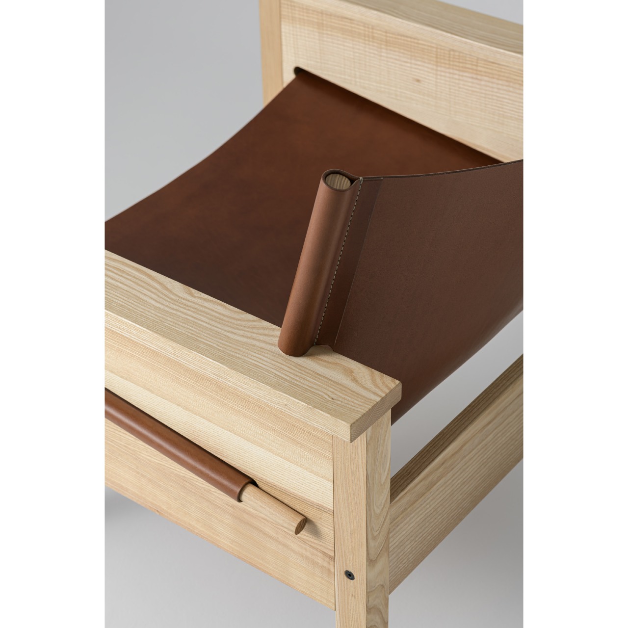 Дизайнерське крісло Pochatok Lounge Chair у скандинавському стилі