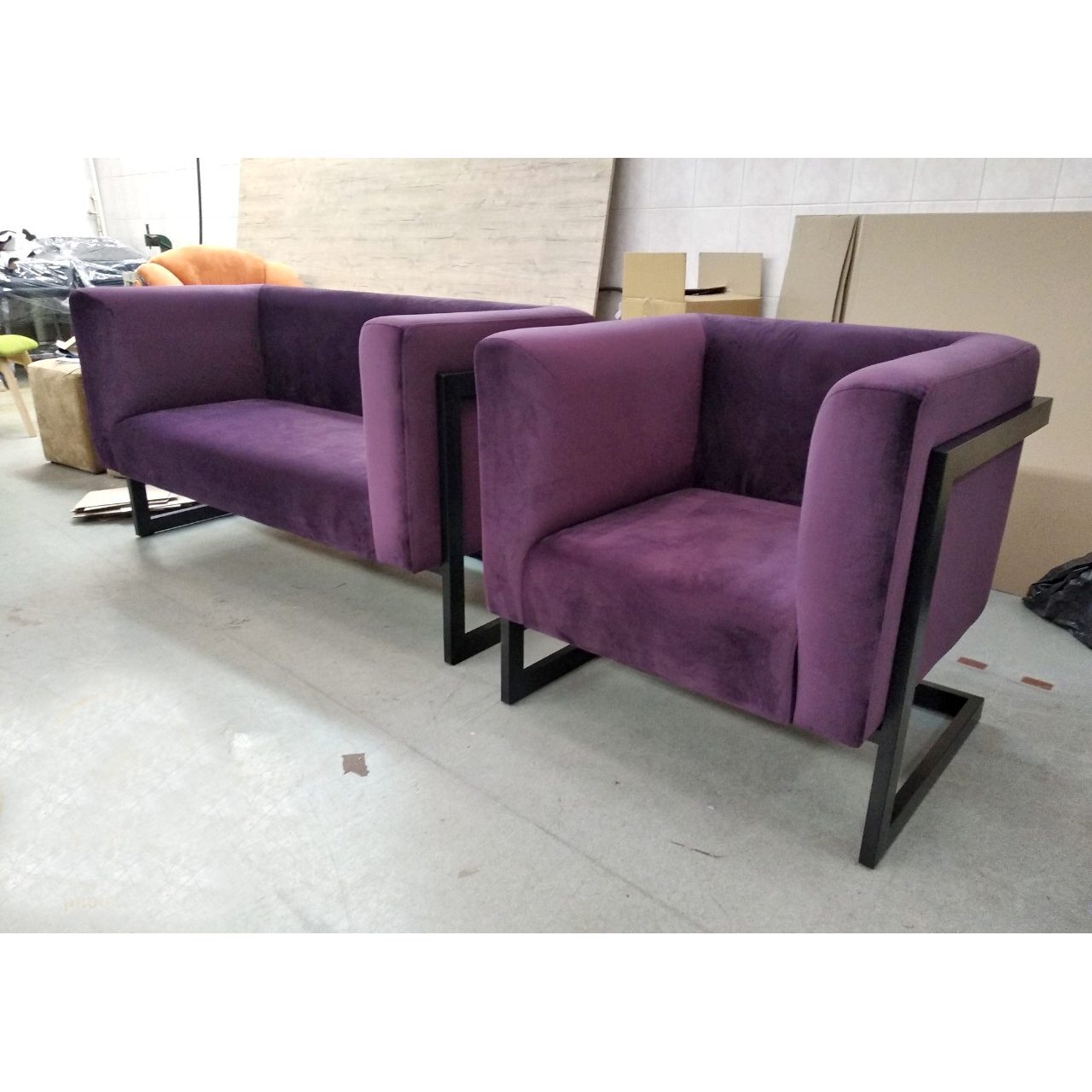 Крісло м'яке дизайнерське Harold armchair на металевій основі