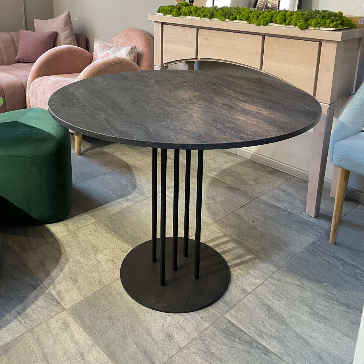 Стіл з круглою стільницею Pipe Table на тонкій металевій опорі